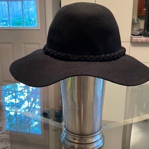 Spring, black 100% wool hat. 21.50” circumference. Cottage core. Festival. EUC.